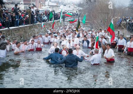 Epiphany Traditionen - Jordan Day. Am 6. Januar 2015, Kalofer, Bulgarien, tanzen Männer im eisigen Wasser des Tundzha-Flusses Stockfoto