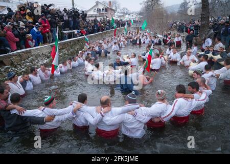 Epiphany Traditionen - Jordan Day. Am 6. Januar 2015, Kalofer, Bulgarien, tanzen Männer im eisigen Wasser des Tundzha-Flusses Stockfoto