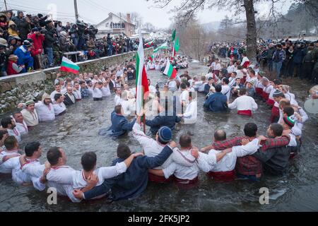 Epiphany Traditionen - Jordan Day. Am 6. Januar 2015, Kalofer, Bulgarien, tanzen Männer im eisigen Wasser des Tundzha-Flusses Stockfoto