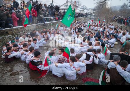 Epiphany Traditionen - Jordan Day. Am 6. Januar 2015, Kalofer, Bulgarien, tanzen Männer im eisigen Wasser des Tundzha-Flusses Stockfoto