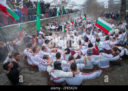 Epiphany Traditionen - Jordan Day. Am 6. Januar 2015, Kalofer, Bulgarien, tanzen Männer im eisigen Wasser des Tundzha-Flusses Stockfoto