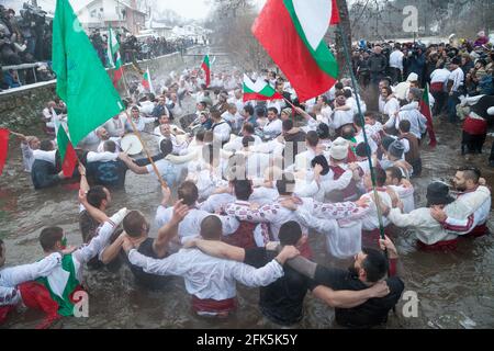 Epiphany Traditionen - Jordan Day. Am 6. Januar 2015, Kalofer, Bulgarien, tanzen Männer im eisigen Wasser des Tundzha-Flusses Stockfoto