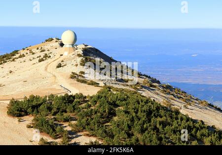 Steinwüste auf dem Gipfel des Mont Ventoux in der Provence, Frankreich. Stockfoto
