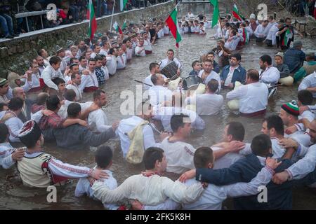 Epiphany Traditionen - Jordan Day. Am 6. Januar 2015, Kalofer, Bulgarien, tanzen Männer im eisigen Wasser des Tundzha-Flusses Stockfoto