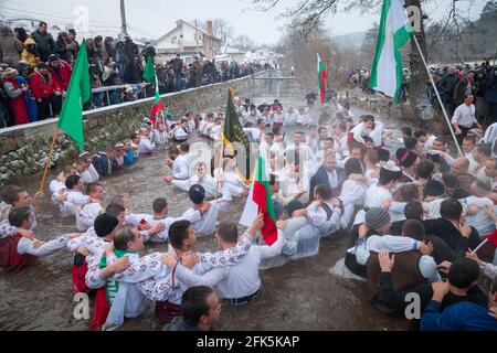 Epiphany Traditionen - Jordan Day. Am 6. Januar 2015, Kalofer, Bulgarien, tanzen Männer im eisigen Wasser des Tundzha-Flusses Stockfoto