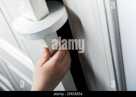 Weicher Türstopper Schützt Kinderfinger Vor Quetschungen - Konzept Zur Vermeidung Von Kindergefahren Stockfoto