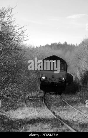 '66115' nähert sich Cwm Ffos Level Crossing mit einem ostgebundenen Stahl Trainieren Sie während eines Ingenieursbesitzes am South Wales Main Linie zwischen Margam Stockfoto