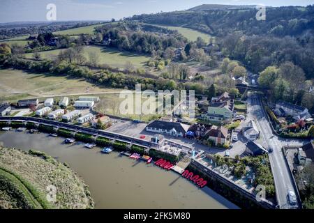 Luftaufnahme von Amberley am Ufer des Flusses Arun in West Sussex in einer malerischen Lage innerhalb der South Downs in Südengland. Stockfoto