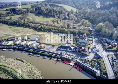 Luftaufnahme von Amberley am Ufer des Flusses Arun in West Sussex in einer malerischen Lage innerhalb der South Downs. Stockfoto