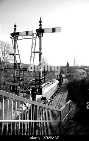 '66115' fährt einen Stahlzug durch Tondu während eines technischen Besitzes der South Wales Main Line zwischen Margam und Bridgend. Stockfoto