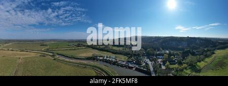 Luftpanorama von Amberley am Ufer des Flusses Arun in West Sussex in einer malerischen Lage innerhalb der South Downs. Stockfoto