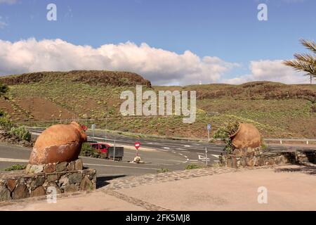 Die beeindruckende zerklüftete Landschaft des Fataga-Tals und die GC-60 vom Eingang des Themenparks Mundo Aborigen auf Gran Canaria, Spanien Stockfoto