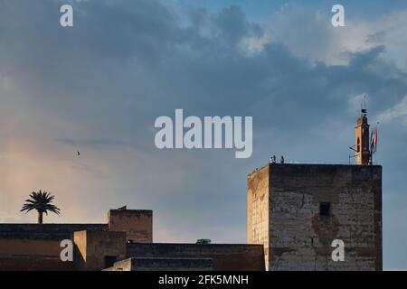 Blick auf den Torre de la Vela in der Alhambra in Granada (Spanien) bei Sonnenaufgang, einem der meistbesuchten Welterbestätten Stockfoto