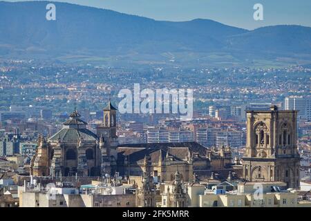 Blick auf die Kathedrale von Granada (Spanien) vom Aussichtspunkt Von San Cristobal im arabischen Viertel von Albaycin One Sonniger Morgen Stockfoto