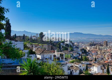 Blick auf Granada (Spanien) vom Aussichtspunkt San Cristobal in Das arabische Viertel Albaycin an einem sonnigen Morgen Stockfoto