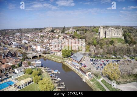 Arundel England und River Luftaufnahme mit Arundel Castle in Sicht in diesem beliebten Touristenziel in West Sussex. Stockfoto