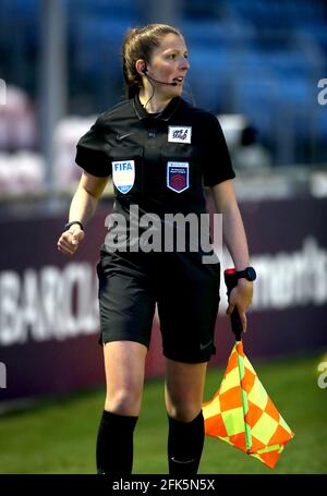 Stellvertretende Schiedsrichterin Melissa Burgin beim Spiel der FA Women's Super League im SportNation.bet Stadium, Solihull. Bilddatum: Mittwoch, 28. April 2021. Stockfoto