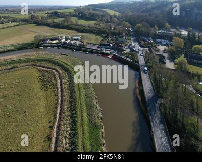 Luftbild von Amberley am Ufer des Flusses Arun in West Sussex in einer malerischen Lage innerhalb der South Downs. Stockfoto