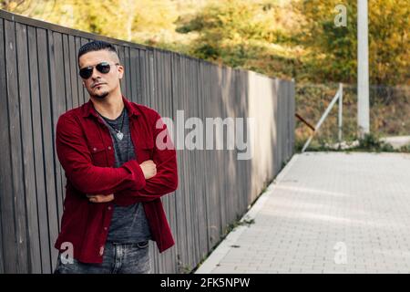 Schöner Mann in Rot Stockfoto