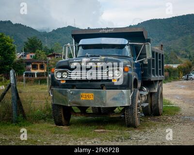 Guatapé, Antioquia, Kolumbien - April 3 2021: Big Blue Truck in der Nachbarschaft voller Bauernhöfe geparkt Stockfoto