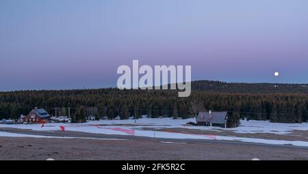 Schöne hölzerne Gebäude in Jizerka kleinen Dorf vor kalt frisch Sonnenaufgang in Farbe Stockfoto