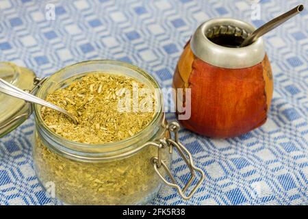 Die traditionelle Art, Yerba Mate mit Bombilla und Matro zu brauen und zu trinken, wird in Südamerika verwendet. Stockfoto