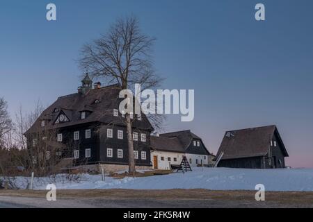 Schöne hölzerne Gebäude in Jizerka kleinen Dorf vor kalt frisch Sonnenaufgang in Farbe Stockfoto