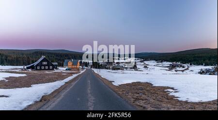 Schöne hölzerne Gebäude in Jizerka kleinen Dorf vor kalt frisch Sonnenaufgang in Farbe Stockfoto