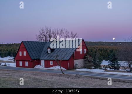 Schöne hölzerne Gebäude in Jizerka kleinen Dorf vor kalt frisch Sonnenaufgang in Farbe Stockfoto