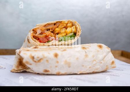 Döner in Pita-Brot mit Huhn und Gemüse in einem Schnitt. Stockfoto