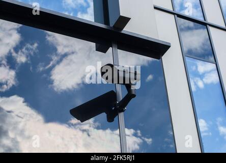 Sicherheitskamera im Gebäude - CCTV CAM. Stockfoto