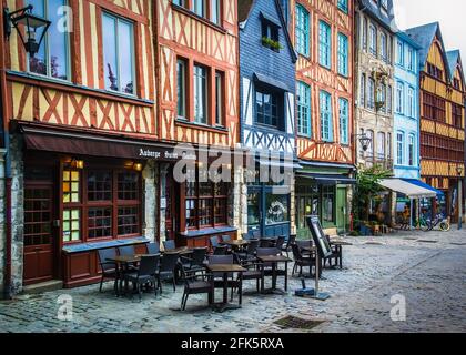 Rouen, Frankreich, Oktober 2020, Blick auf die Rue Martainville eine gepflasterte Straße in der Fußgängerzone mit mittelalterlichen Fachwerkhäusern Stockfoto