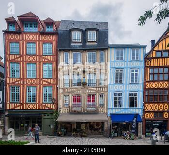 Rouen, Frankreich, Oktober 2020, Blick auf die Rue Martainville eine gepflasterte Straße in der Fußgängerzone mit mittelalterlichen Fachwerkhäusern Stockfoto