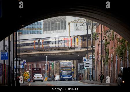 Bahnhof Manchester Piccadilly, Bahnsteig 13 14 von der Fairfield Street, ein Zug der EMR-Klasse 158 East Midlands Railway Stockfoto