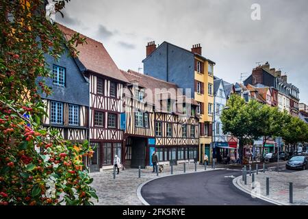 Rouen, Frankreich, Oktober 2020, Blick auf die Rue Martainville eine gepflasterte Straße in der Fußgängerzone mit mittelalterlichen Fachwerkhäusern Stockfoto