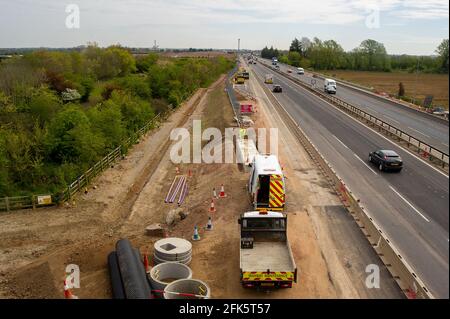 Dorney Reach, Buckinghamshire, Großbritannien. April 2021. Die M4 wird zu einer Smart Motorway mit All-Lane-Running (ALR) ausgebaut. Verkehrsminister Grant Shapps hat angekündigt, dass keine weiteren ALR-Autobahnen geöffnet werden dürfen, ohne dass Radartechnologie eingesetzt wird, um gestoppte Fahrzeuge zu lokalisieren. In den letzten 5 Jahren hat es in Großbritannien 38 Tote auf intelligenten Autobahnen gegeben. Quelle: Maureen McLean/Alamy Stockfoto