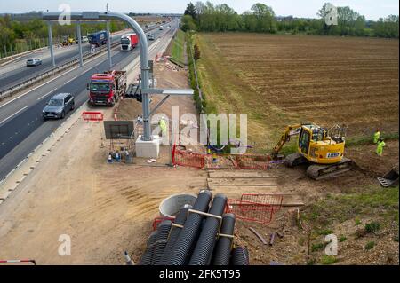 Dorney Reach, Buckinghamshire, Großbritannien. April 2021. Die M4 wird zu einer Smart Motorway mit All-Lane-Running (ALR) ausgebaut. Verkehrsminister Grant Shapps hat angekündigt, dass keine weiteren ALR-Autobahnen geöffnet werden dürfen, ohne dass Radartechnologie eingesetzt wird, um gestoppte Fahrzeuge zu lokalisieren. In den letzten 5 Jahren hat es in Großbritannien 38 Tote auf intelligenten Autobahnen gegeben. Quelle: Maureen McLean/Alamy Stockfoto