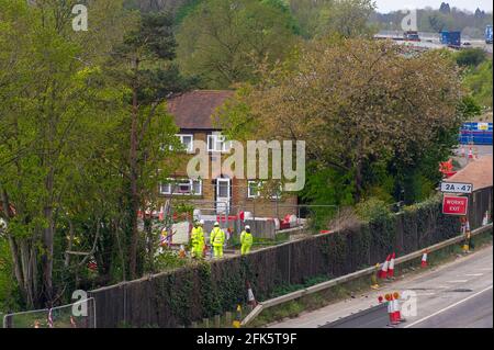 Dorney Reach, Buckinghamshire, Großbritannien. April 2021. Ein Haus neben der M4 ist nun leer und eingezäunt. Die M4 wird zu einer Smart Motorway mit All-Lane-Running (ALR) ausgebaut. Verkehrsminister Grant Shapps hat angekündigt, dass keine weiteren ALR-Autobahnen geöffnet werden dürfen, ohne dass Radartechnologie eingesetzt wird, um gestoppte Fahrzeuge zu lokalisieren. In den letzten 5 Jahren hat es in Großbritannien 38 Tote auf intelligenten Autobahnen gegeben. Quelle: Maureen McLean/Alamy Stockfoto