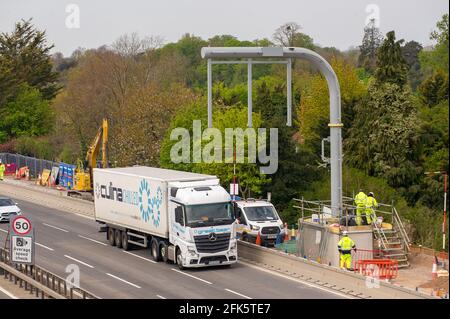 Dorney Reach, Buckinghamshire, Großbritannien. April 2021. LKW fahren unter einer neuen Gantry, die über dem M4 gebaut wird. Die M4 wird zu einer Smart Motorway mit All-Lane-Running (ALR) ausgebaut. Verkehrsminister Grant Shapps hat angekündigt, dass keine weiteren ALR-Autobahnen geöffnet werden dürfen, ohne dass Radartechnologie eingesetzt wird, um gestoppte Fahrzeuge zu lokalisieren. In den letzten 5 Jahren hat es in Großbritannien 38 Tote auf intelligenten Autobahnen gegeben. Quelle: Maureen McLean/Alamy Stockfoto