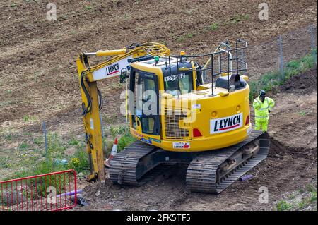 Dorney Reach, Buckinghamshire, Großbritannien. April 2021. Ein Lynch Bagger, der neben dem M4 arbeitet. Die M4 wird zu einer Smart Motorway mit All-Lane-Running (ALR) ausgebaut. Verkehrsminister Grant Shapps hat angekündigt, dass keine weiteren ALR-Autobahnen geöffnet werden dürfen, ohne dass Radartechnologie eingesetzt wird, um gestoppte Fahrzeuge zu lokalisieren. In den letzten 5 Jahren hat es in Großbritannien 38 Tote auf intelligenten Autobahnen gegeben. Quelle: Maureen McLean/Alamy Stockfoto