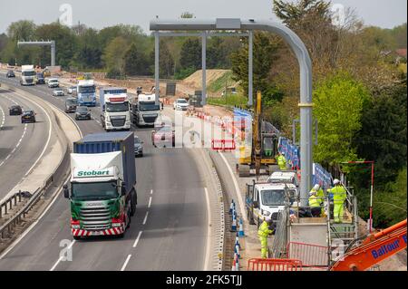 Dorney Reach, Buckinghamshire, Großbritannien. April 2021. Die M4 wird zu einer Smart Motorway mit All-Lane-Running (ALR) ausgebaut. Verkehrsminister Grant Shapps hat angekündigt, dass keine weiteren ALR-Autobahnen geöffnet werden dürfen, ohne dass Radartechnologie eingesetzt wird, um gestoppte Fahrzeuge zu lokalisieren. In den letzten 5 Jahren hat es in Großbritannien 38 Tote auf intelligenten Autobahnen gegeben. Quelle: Maureen McLean/Alamy Stockfoto