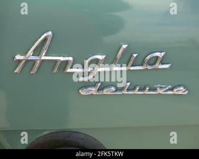 Nahaufnahme des Emblems „Anglia Deluxe“ auf einem wunderschön restaurierten Modell des Ford Anglia Deluxe-Fahrzeugs 105E aus den 1960er-Jahren. Stockfoto