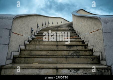 Treppe zum Himmel mit Metallseil geschlossen Stockfoto