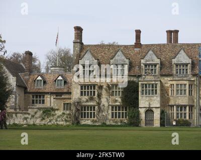 Das heutige Haus des National Trust in der Anglesey Abbey wurde Anfang des 17. Jahrhunderts erbaut und ist ein schönes Beispiel für die jakobanische Ära. Stockfoto