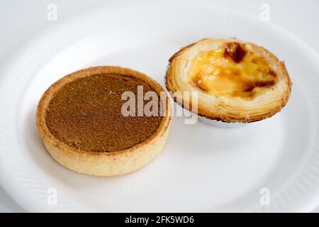 Belgische Schokolade Millionaire's Tart konkurrieren mit Eiertarte Pastel de Nata Stockfoto
