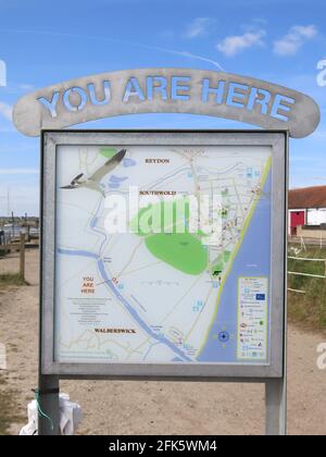 Öffentliche Informationskarte „You are here“ mit einer Karte und touristischen Attraktionen für Besucher des Southwold Harbour am Fluss Blyth, Suffolk. Stockfoto