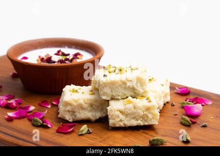 Der Indische Mithai Hot Kalakand Burfi, Auch Bekannt Als Alwar Mawa Qalaqand Barfi, Mishri Mava Oder Khoa Milkcake, Wird Aus Erfestigter Milch Meetha Doodh Khoya Hergestellt Stockfoto