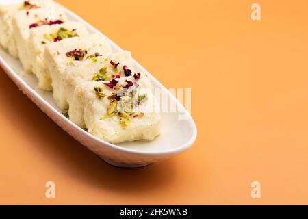 Der Indische Mithai Hot Kalakand Burfi, Auch Bekannt Als Alwar Mawa Qalaqand Barfi, Mishri Mava Oder Khoa Milkcake, Wird Aus Erfestigter Milch Meetha Doodh Khoya Hergestellt Stockfoto