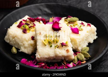 Der Indische Mithai Hot Kalakand Burfi, Auch Bekannt Als Alwar Mawa Qalaqand Barfi, Mishri Mava Oder Khoa Milkcake, Wird Aus Erfestigter Milch Meetha Doodh Khoya Hergestellt Stockfoto