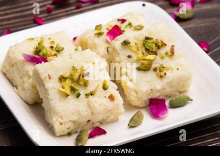 Der Indische Mithai Hot Kalakand Burfi, Auch Bekannt Als Alwar Mawa Qalaqand Barfi, Mishri Mava Oder Khoa Milkcake, Wird Aus Erfestigter Milch Meetha Doodh Khoya Hergestellt Stockfoto